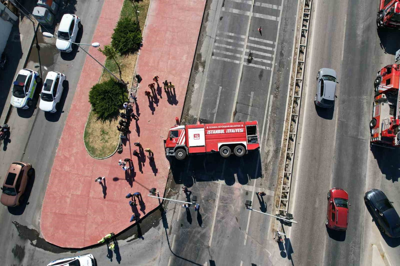 İSTANBUL BÜYÜKÇEKMECE'DE, SİLİVRİ'DEKİ YANGINA MÜDAHALEYE GİDEN İTFAİYE ARACI, BAŞKA BİR ARACA...