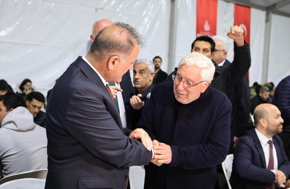 İstanbul Büyükşehir Belediyesi (İBB) Başkan Vekili Nuri Aslan, Eminönü Meydanı'na kurulan iftar...