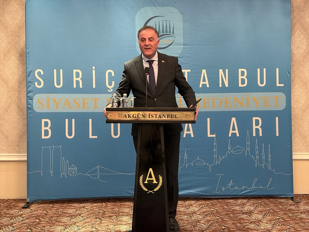 İstanbul Büyükşehir Belediyesi (İBB) Başkan Vekili Nuri Aslan, İstanbul Suriçi Grubu üyeleriyle...