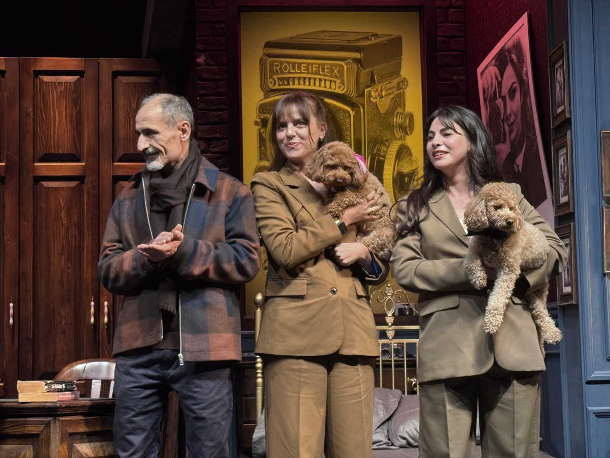 İstanbul Büyükşehir Belediyesi (İBB) Şehir Tiyatrolarının yeni oyunu "Öylece Durur Zaman"ın...