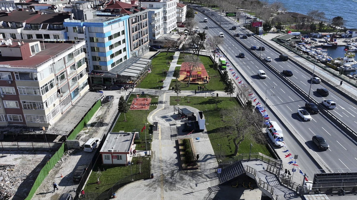 İstanbul Büyükşehir Belediyesi (İBB) tarafından yenilenen Bakırköy Cevizlik Parkı hizmete...