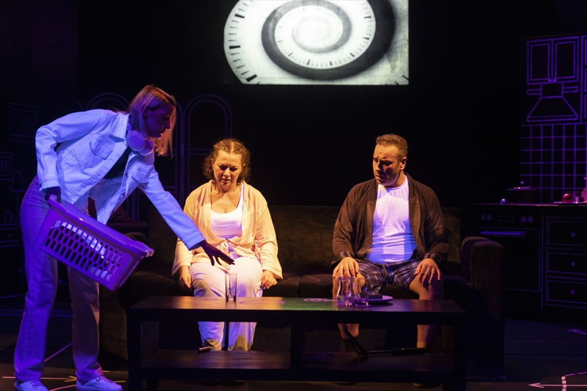 İstanbul Devlet Tiyatrosu sanatçılarının sahnelediği "Muallak" oyunu, Edirne Devlet Tiyatrosu...