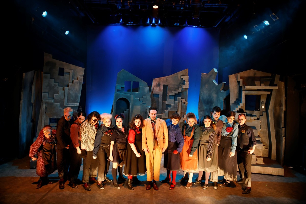 İstanbul Devlet Tiyatrosu tarafından sahnelenen "Gergedanlar" oyunu Atatürk Kültür Merkezinde...