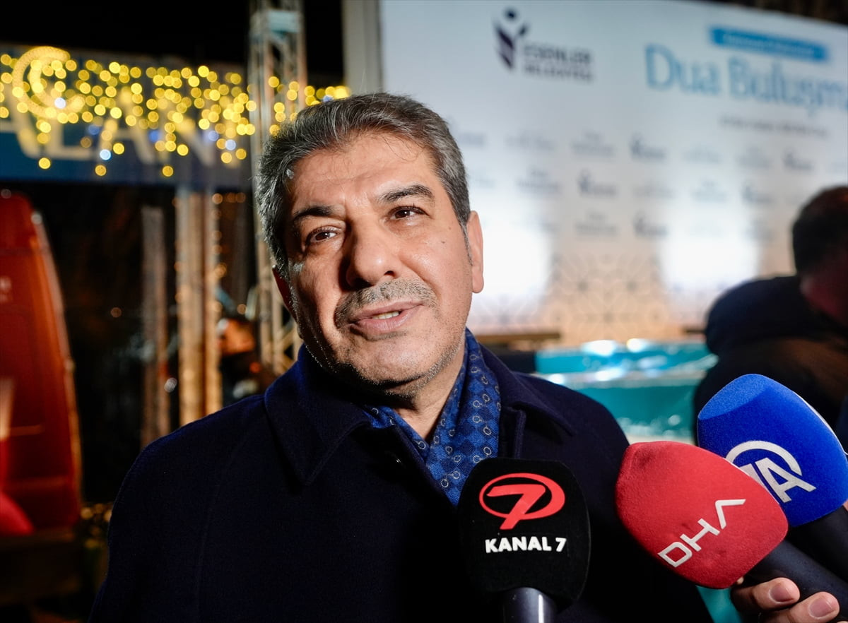 İstanbul Esenler'de, "10 bin hatim 100 bin dua" buluşması çok sayıda vatandaşın katılımıyla...