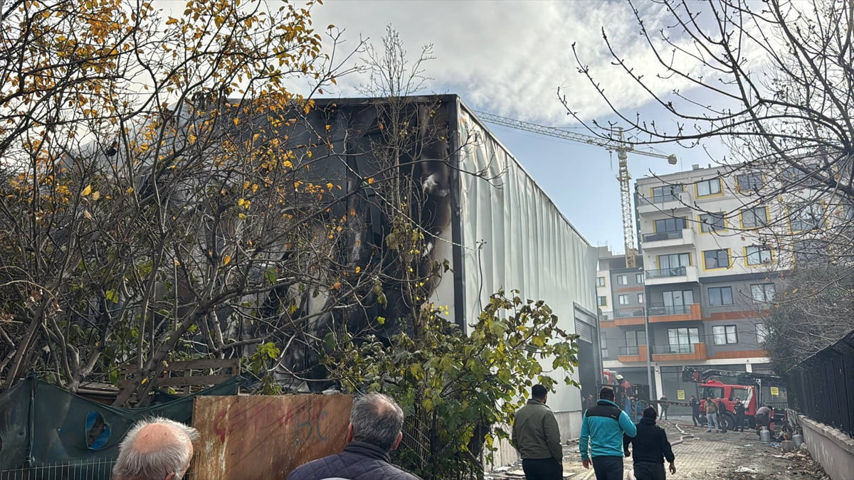 İstanbul Esenyurt'ta, içerisinde havalandırma malzemeleri bulunan depoda çıkan yangın itfaiyenin...