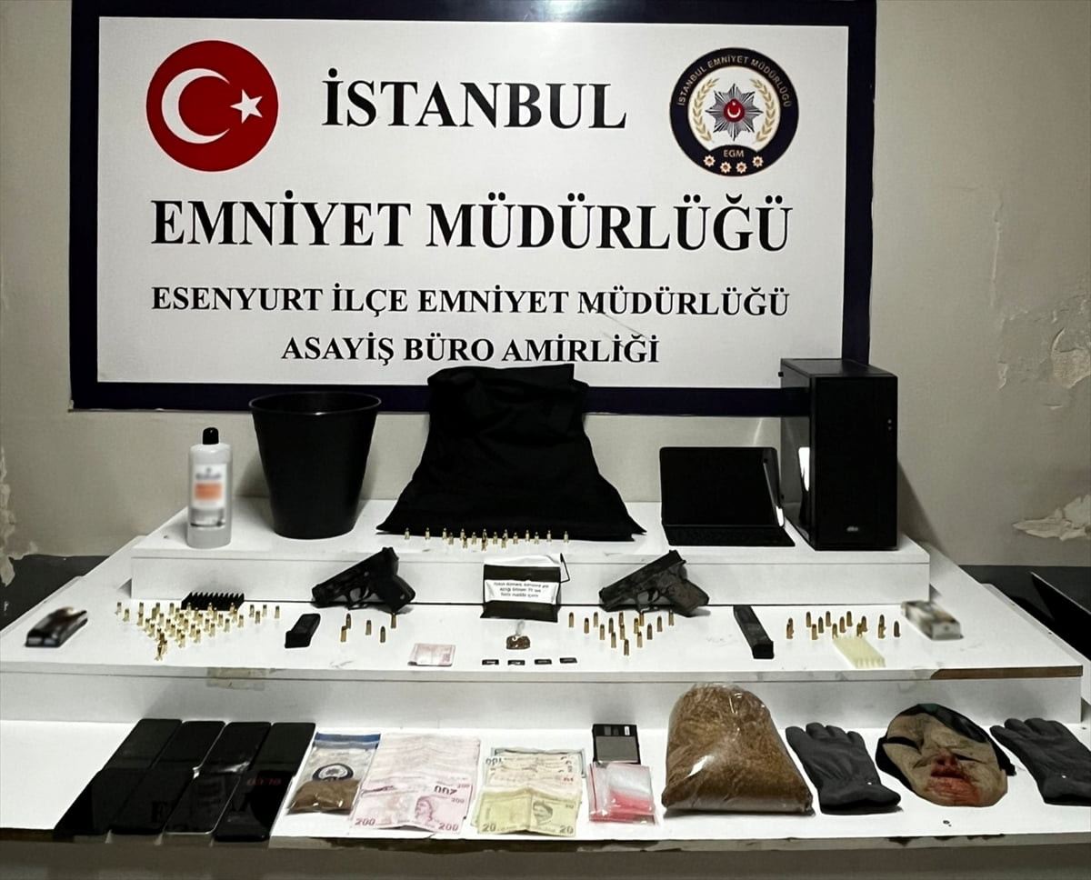 İstanbul Esenyurt'ta uyuşturucu ticaretine yönelik operasyonda gözaltına alınan 5 şüpheli...