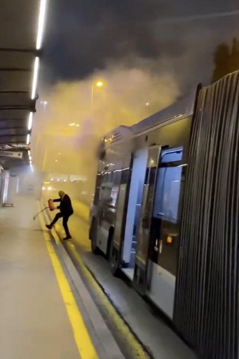 İstanbul Eyüpsultan'da, metrobüsün motor kısmında çıkan yangın söndürüldü.
