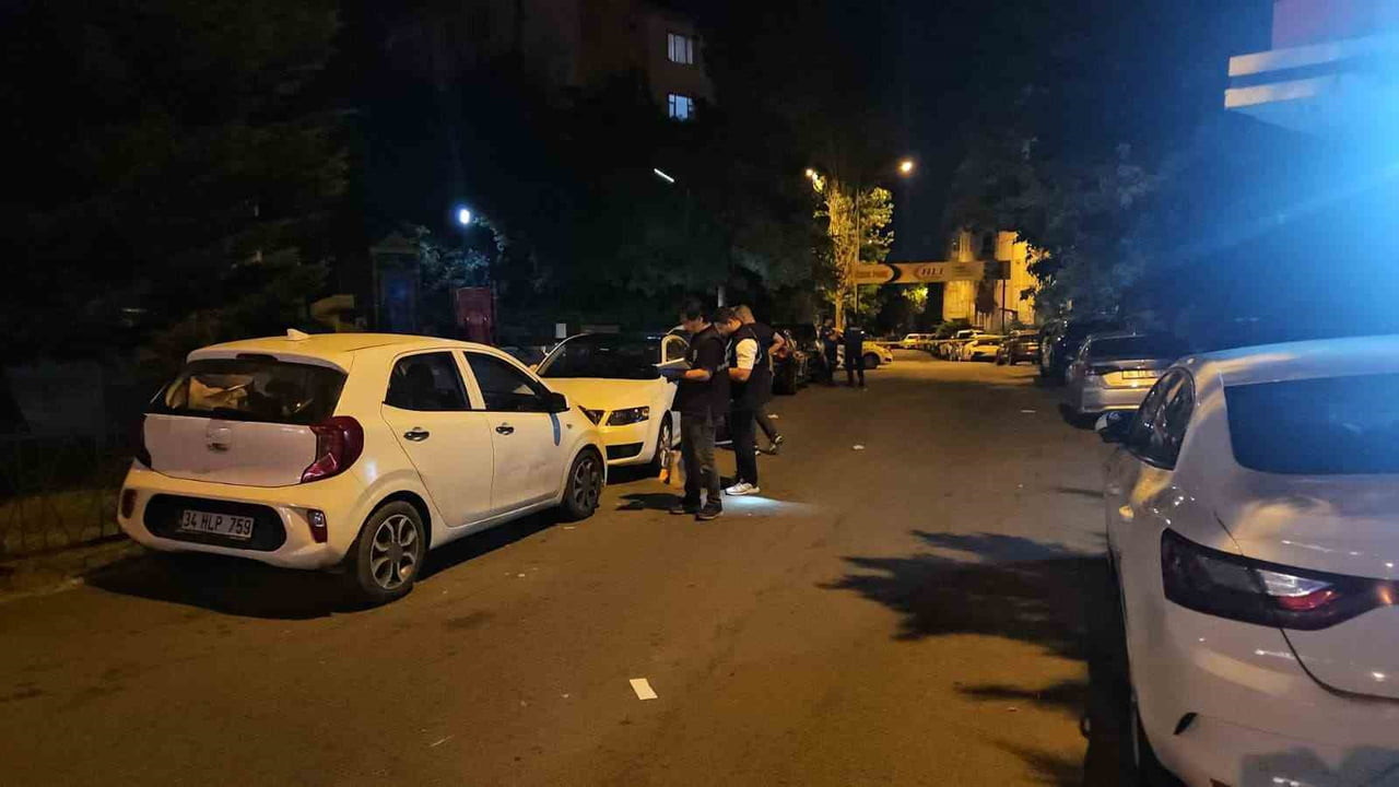 İSTANBUL EYÜPSULTAN’DA KİMLİĞİ HENÜZ BELİRLENEMEYEN ŞAHISLARIN PARKTAKİ GRUBA YÖNELİK SİLAHLI...
