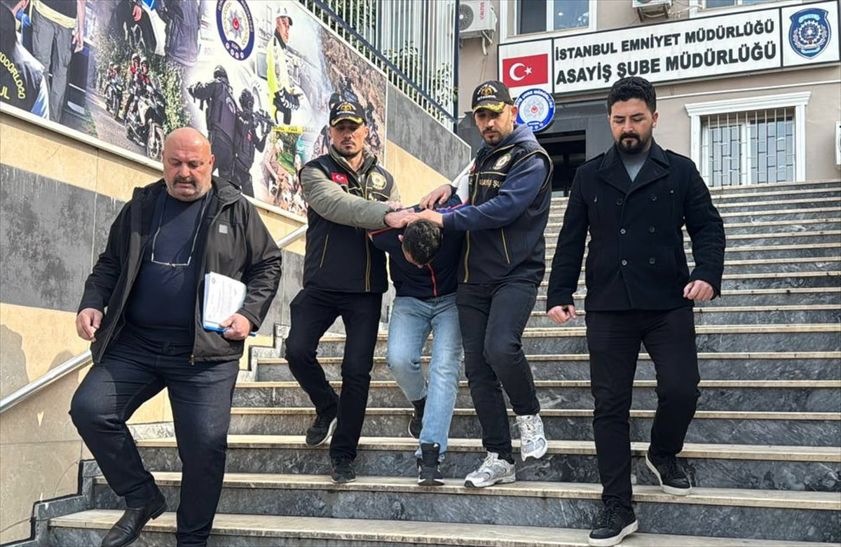 İstanbul Fatih'te, boşanma aşamasındaki eşini silahla öldürdüğü iddiasıyla gözaltına alınan...