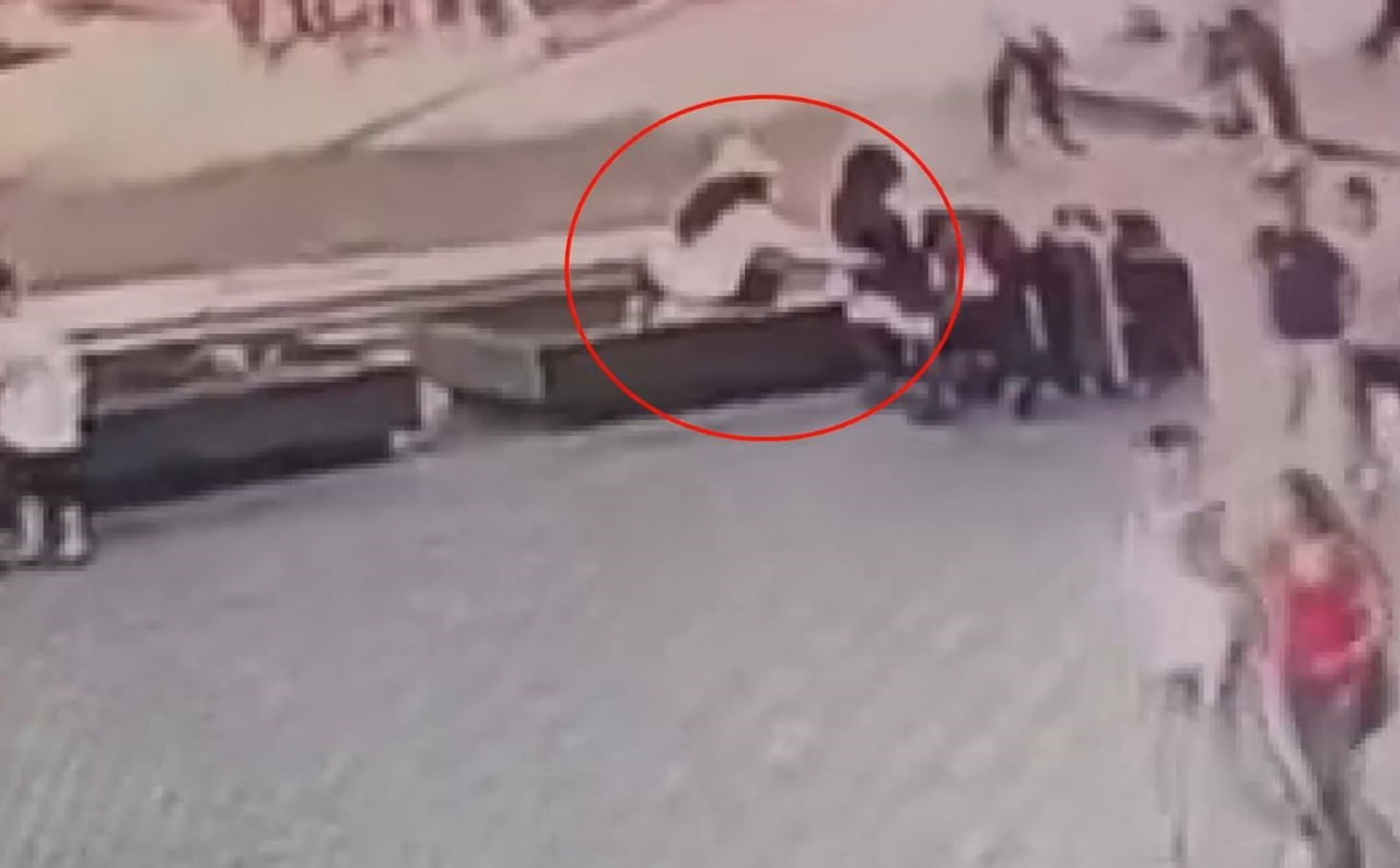 İSTANBUL FATİH'TE KADIN HIRSIZ, BANKLARDA OTURAN VATANDAŞIN ÇANTASINI USULCA ÇALDI. SUÇÜSTÜ...