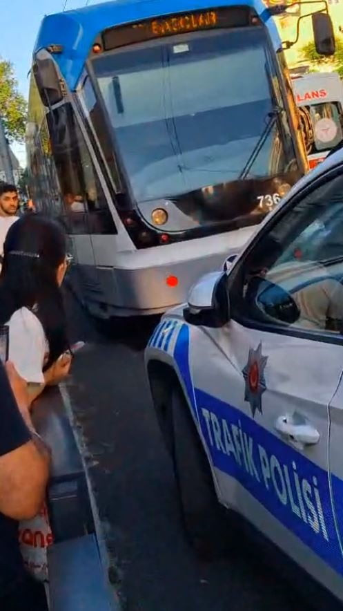 İSTANBUL FATİH'TE RAYLARA DÜŞEN 6 YAŞINDAKİ ÇOCUK, TRAMVAYIN ALTINDA KALARAK HAYATINI...