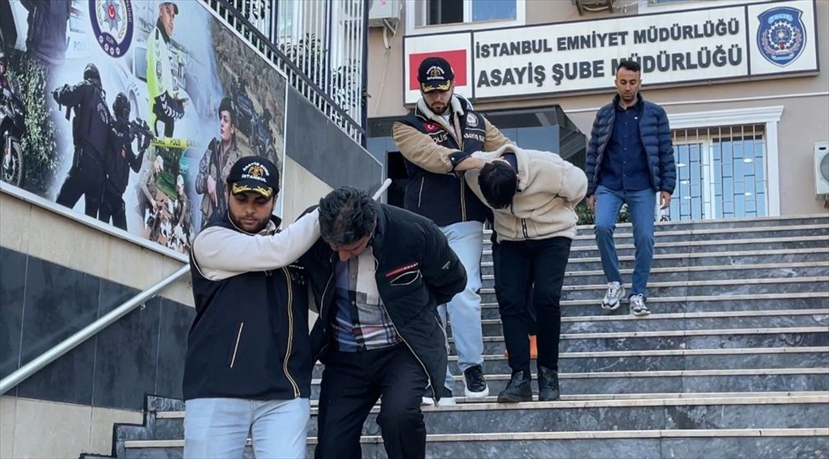 İstanbul Fatih'te, sokakta döviz bozdurma bahanesiyle turistlerden el çabukluğuyla para çaldığı...