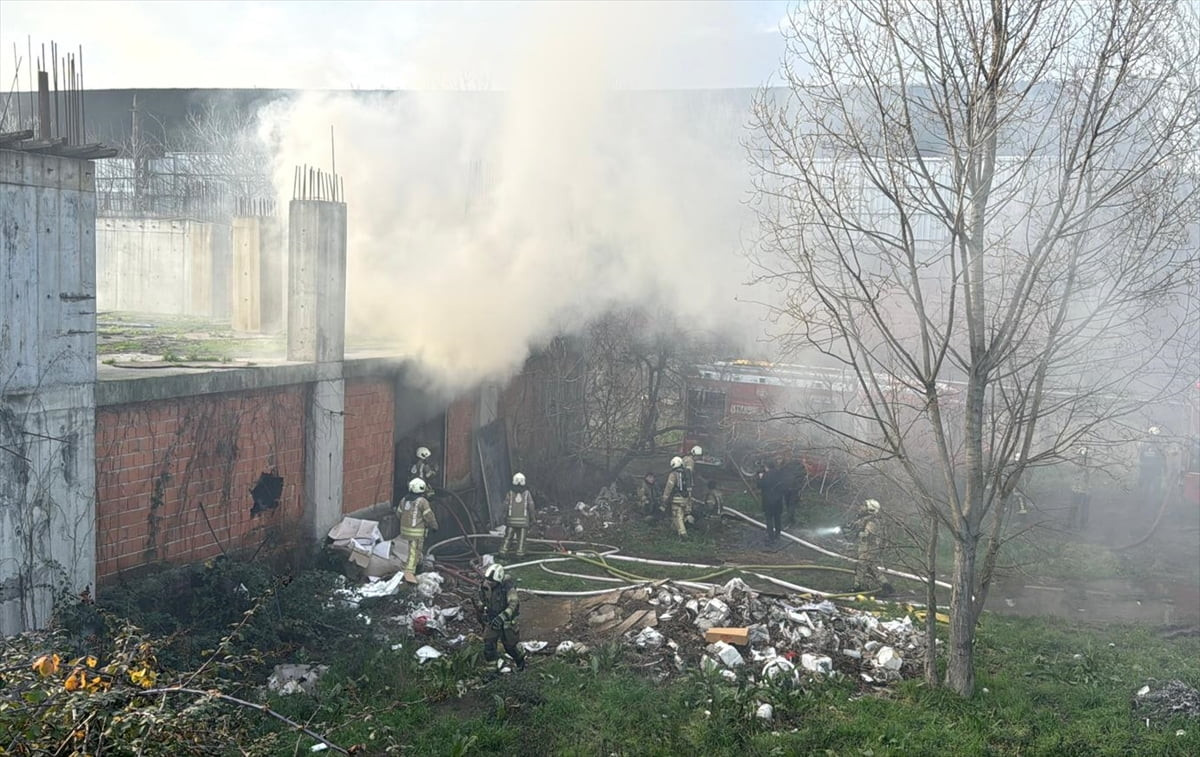 İstanbul Gaziosmanpaşa'da avize deposunda çıkan yangın itfaiye ekiplerince söndürüldü. Yangın...