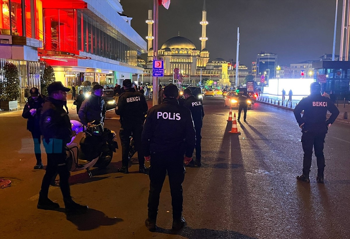 İstanbul genelinde asayişin sağlanması amacıyla polis ekipleri tarafından "huzur" uygulaması...