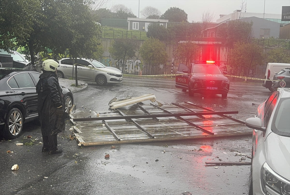 İstanbul genelinde sabah saatlerinden itibaren etkisini artıran şiddetli fırtına ve sağanak...