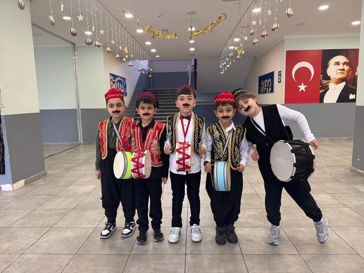 İstanbul genelindeki birçok okul, ramazanın gelişiyle manilerin yankılandığı, Hacivat ile...