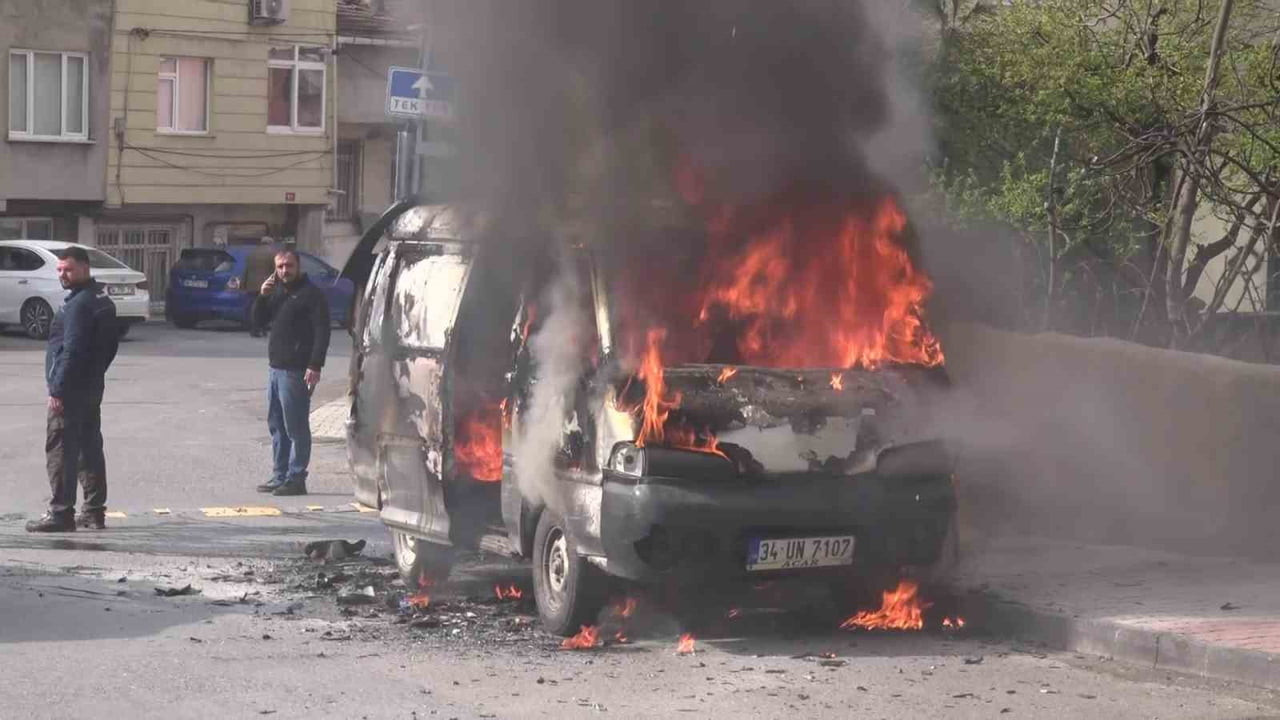 İSTANBUL (İHA) - ATAŞEHİR'DE PARK HALİNDE BULUNAN BİR MİNİBÜS ALEV ALEV YANDI. YANMA ESNASINDA...