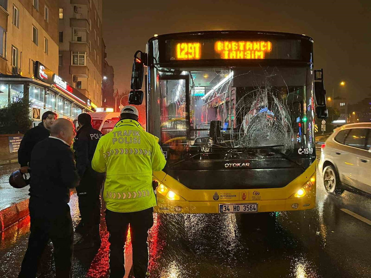 İSTANBUL (İHA) - ÜSKÜDAR’DA KIRMIZI IŞIKTA KARŞIDAN KARŞIYA GEÇEN YAYAYA İETT OTOBÜSÜ ÇARPTI. KAZA...