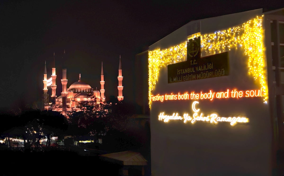 İstanbul İl Milli Eğitim Müdürlüğü binasının dış cephesi, ramazana özel ışıklandırılıp...