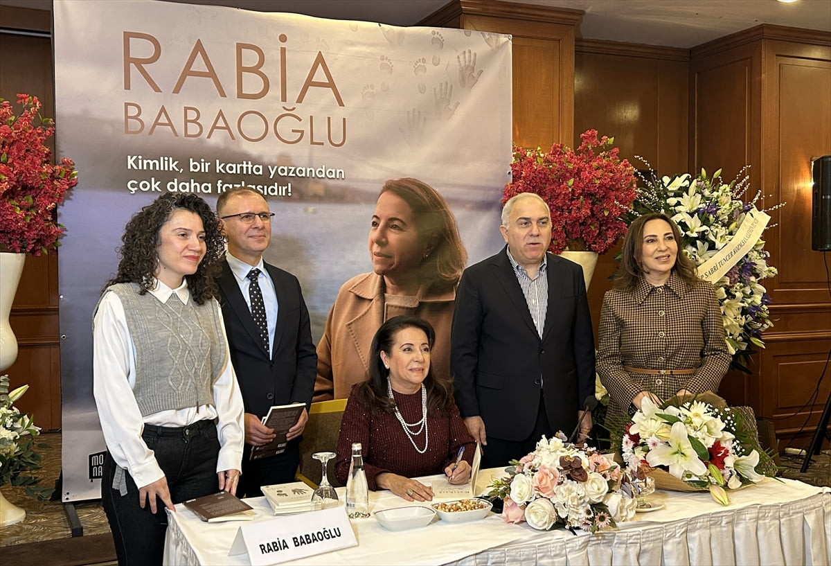 İstanbul İl Nüfus ve Vatandaşlık Müdürü Rabia Babaoğlu (sol 3), 40 yıllık meslek hayatında şahit...