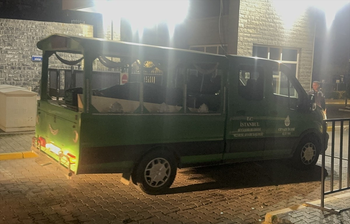 İstanbul İl Sağlık Müdürü Abdullah Emre Güner, Fatih'te rahatsızlanarak hastaneye kaldırılan 2...