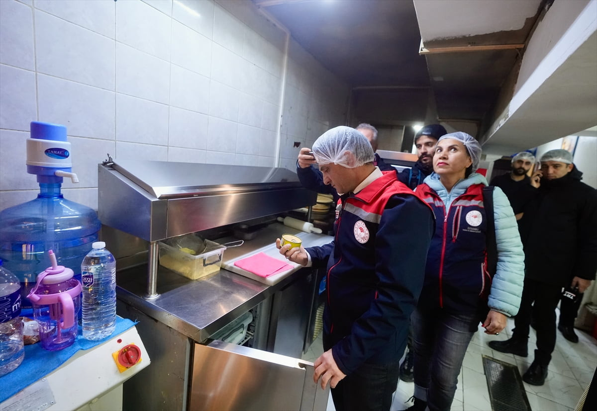 İstanbul İl Tarım ve Orman Müdürlüğü ekipleri, yılbaşı öncesi alkollü ürün satışı yapılan toplu...