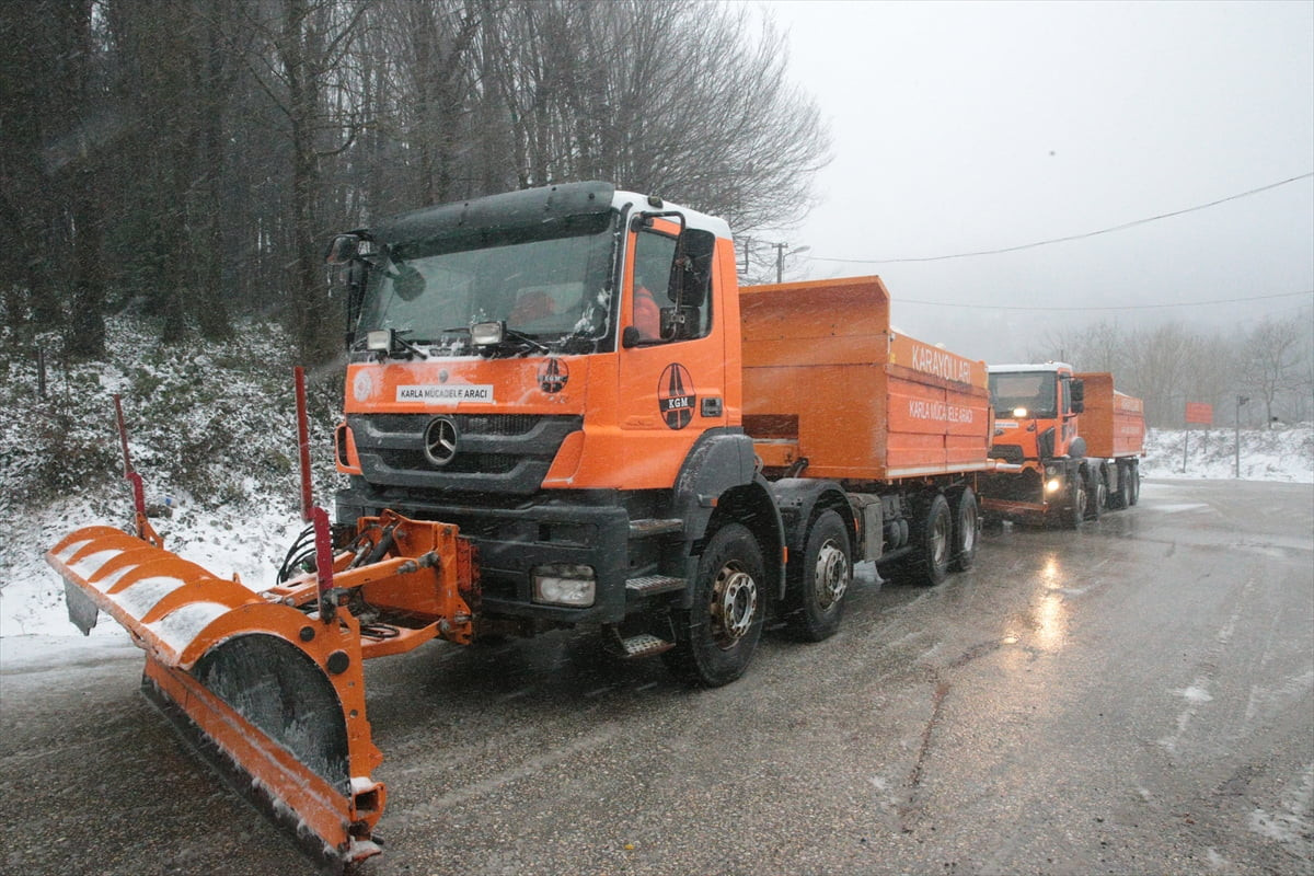 İstanbul ile Ankara arasında ulaşımı sağlayan Anadolu Otoyolu ile D-100 kara yolunun Bolu Dağı...
