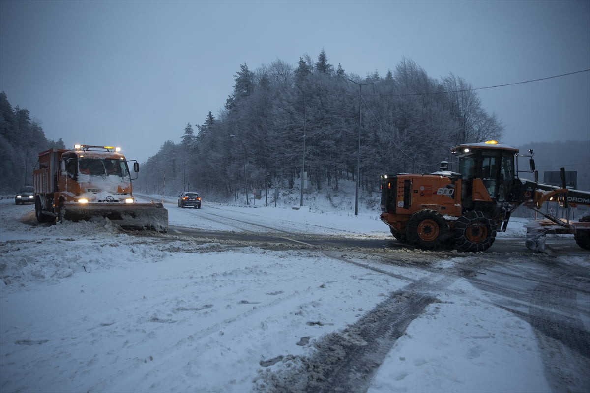  İstanbul ile Ankara arasında ulaşımı sağlayan Anadolu Otoyolu ile D-100 kara yolunun Bolu Dağı...