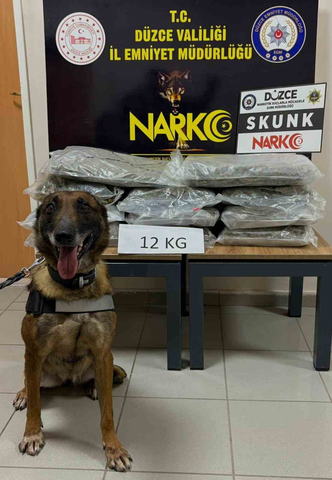 İSTANBUL İLİNDEN ANKARA İLİNE UYUŞTURUCU MADDE TAŞIDIĞI TESPİT EDİLEN BİR ŞAHIS DÜZCE İL EMNİYET...