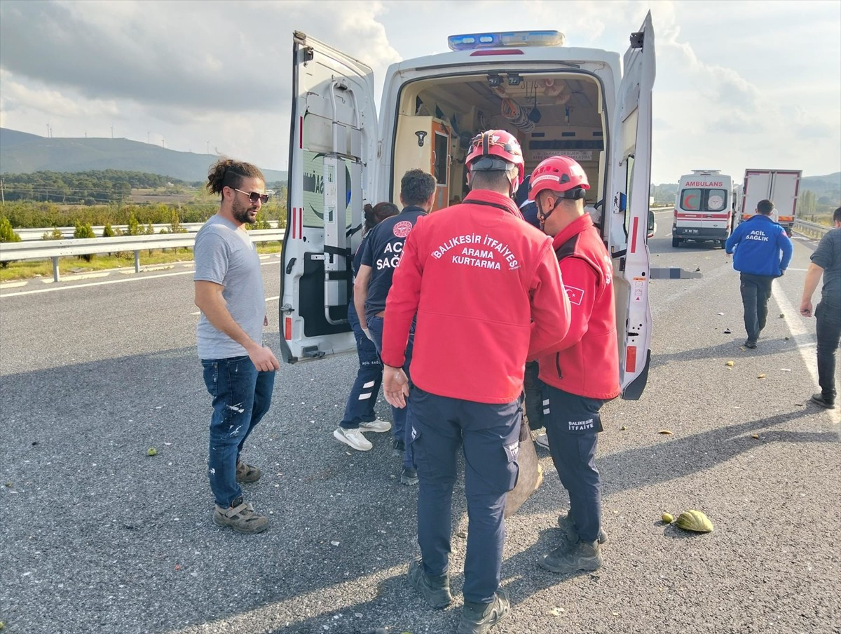 İstanbul-İzmir Otoyolu'nun Balıkesir kısmında kamyonetin otomobile çarpması sonucu 1 kişi öldü, 1...