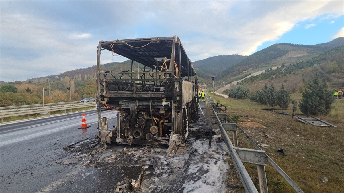 İstanbul-İzmir Otoyolu'nun Bursa kesiminde geziye giden öğrencileri taşıyan otobüste çıkan yangın...