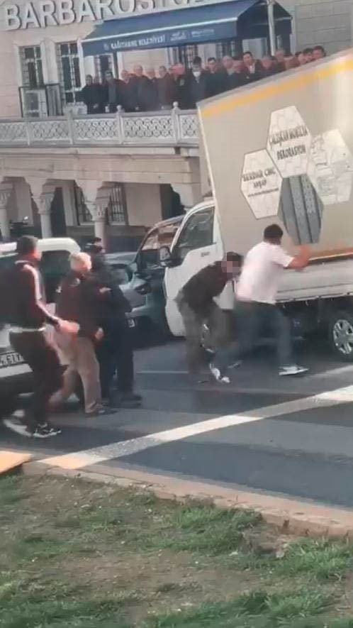 İSTANBUL KAĞITHANE’DE İKİ SÜRÜCÜ ARASINDAKİ "YOL VERME" TARTIŞMASI BIÇAKLI KAVGAYA DÖNÜŞTÜ....