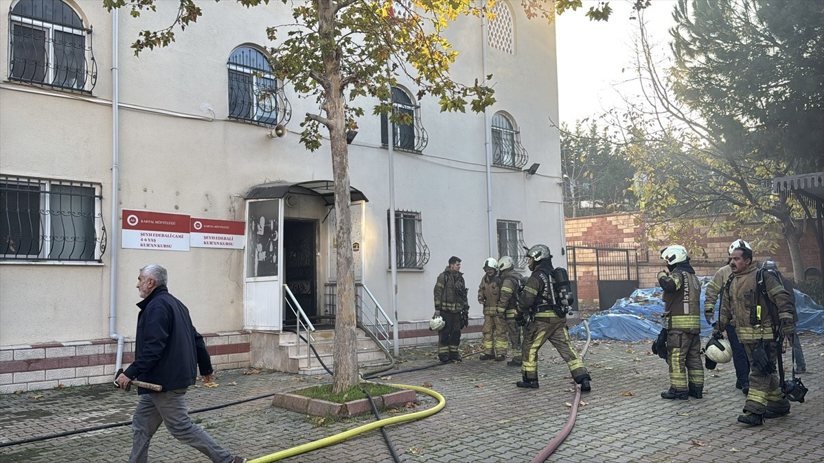 İstanbul Kartal'da, Kur'an kursu olarak kullanılan binada çıkan yangın itfaiye ekiplerince...