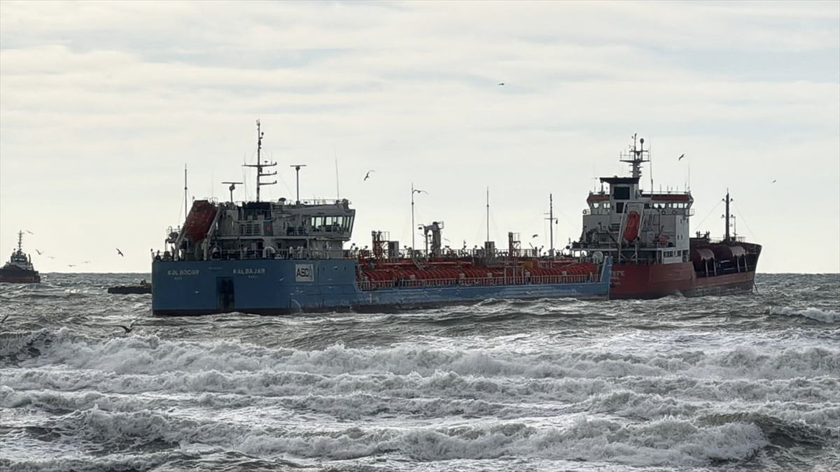 İstanbul Küçükçekmece açıklarında birbirine temas eden 2 tankerin kurtarılması için çalışma...