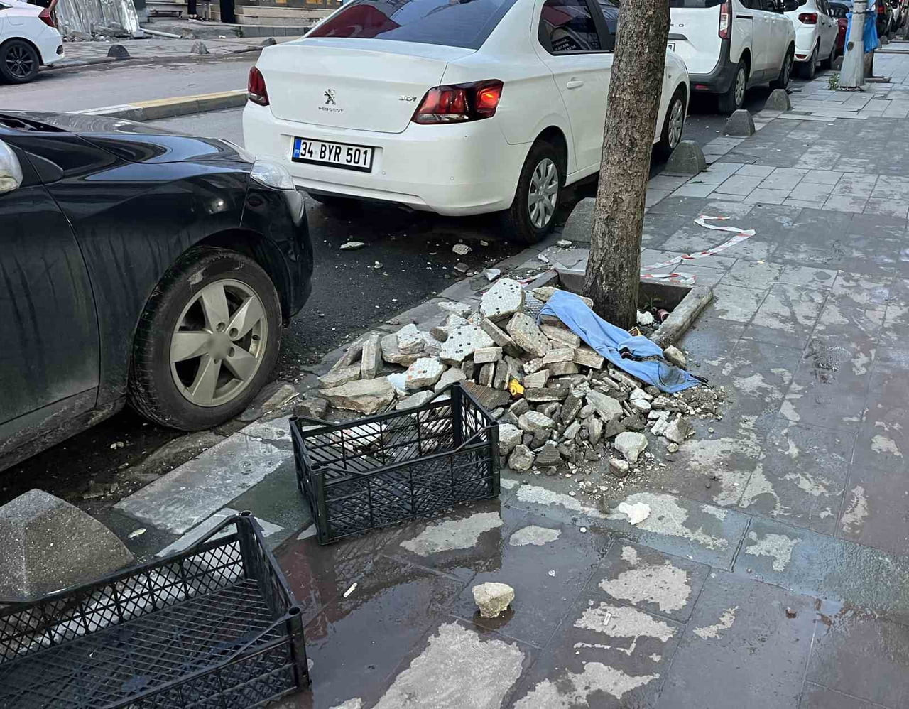 İSTANBUL KÜÇÜKÇEKMECE’DE 6 KATLI BİNANIN EN ÜST KATINDAKİ DIŞ CEPHENİN BİR KISMI SOKAĞA DÜŞTÜ. O...