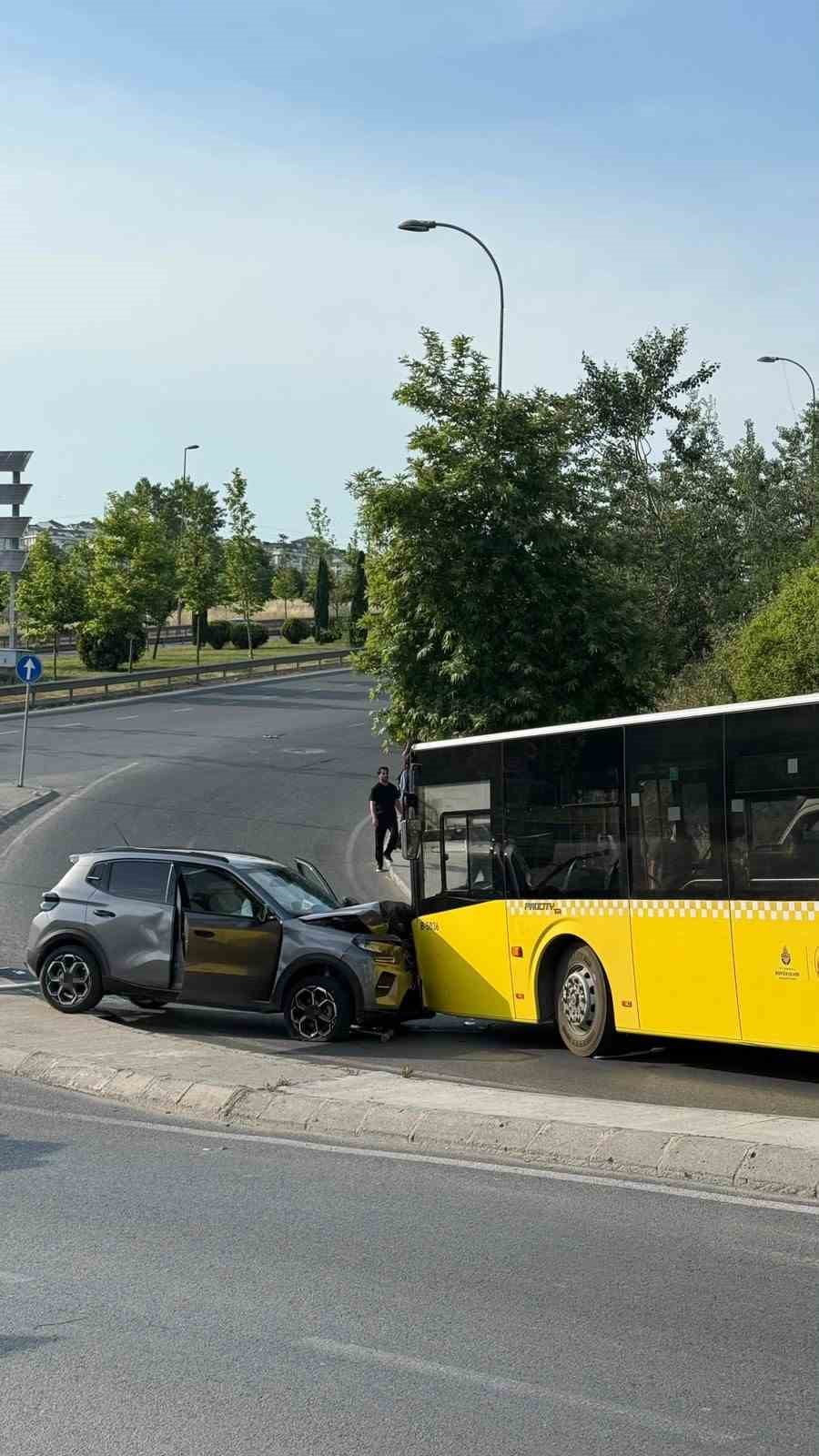 İSTANBUL KÜÇÜKÇEKMECE’DE SEYİR HALİNDEKİ MOTOSİKLETE ÇARPMAMAK İÇİN MANEVRA YAPAN OTOMOBİL...