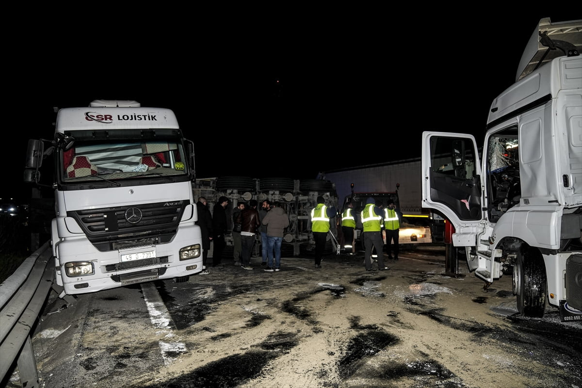 İstanbul Kuzey Marmara Otoyolu'nda aynı yönde giden iki tırın karıştığı kazada 2 kişi...