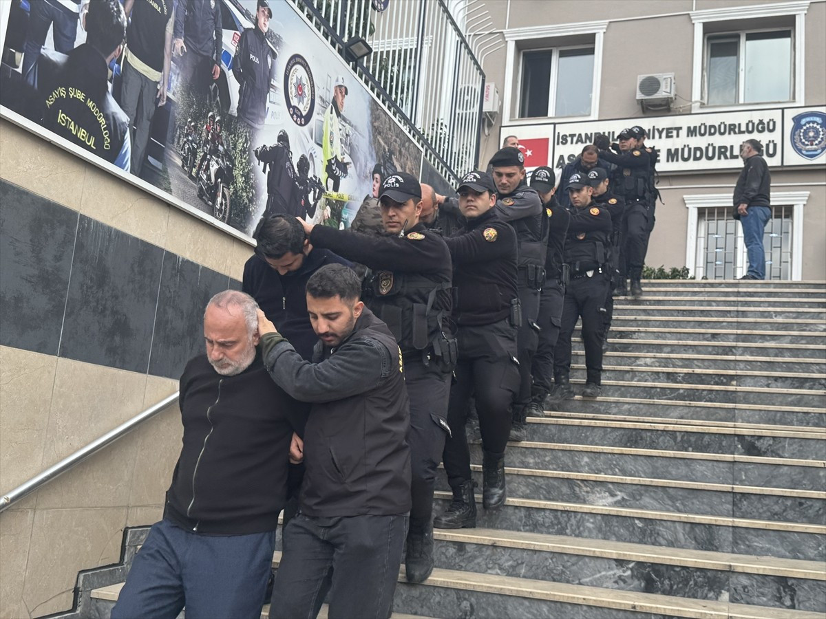 İstanbul merkezli 12 ilde düzenlenen operasyonda "change" yapılan 50 araç ele geçirildi, 74...