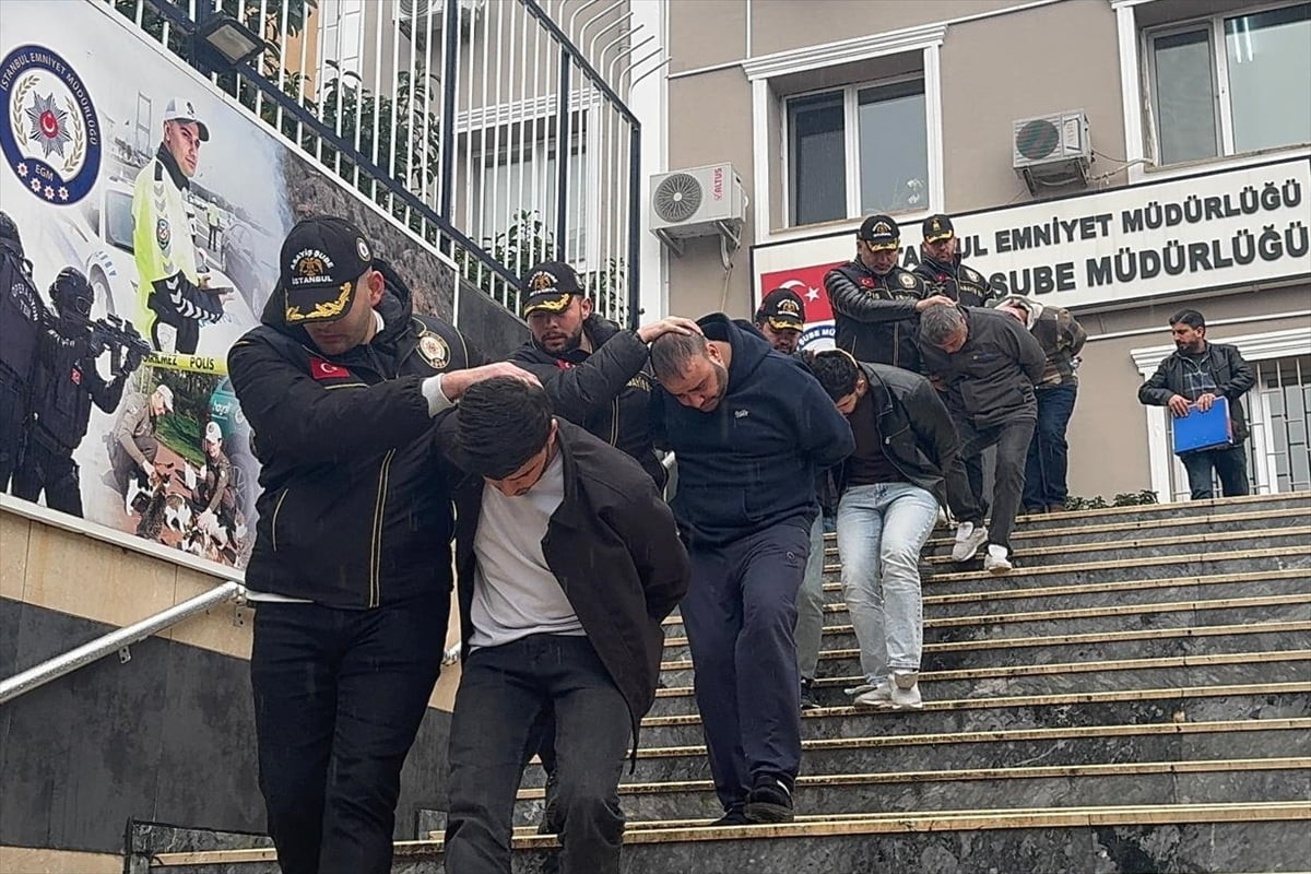İstanbul merkezli 4 ilde, bakır kablo ve inşaat malzemesi çaldıkları iddiasıyla gözaltına alınan...