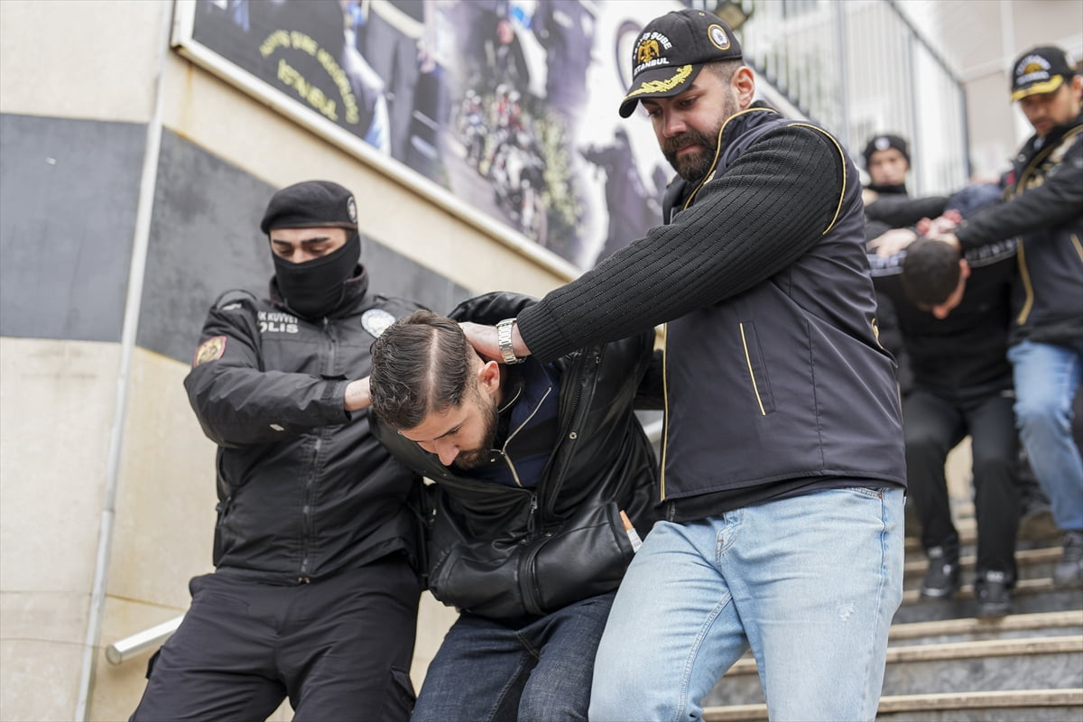 İstanbul merkezli 5 ilde suç örgütlerine yönelik operasyonda gözaltına alınan 41 şüpheli adliyeye...