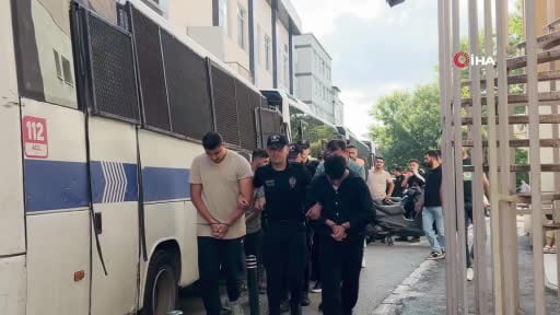 İstanbul merkezli yasa dışı bahis ve kara para operasyonunda gözaltına alınan 69 şüpheli adliyeye...