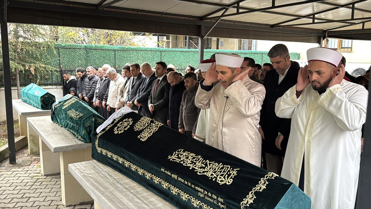İstanbul Pendik'te bir evde çıkan yangında hayatını kaybeden 3 çocuğun cenazesi, Kartal'daki...