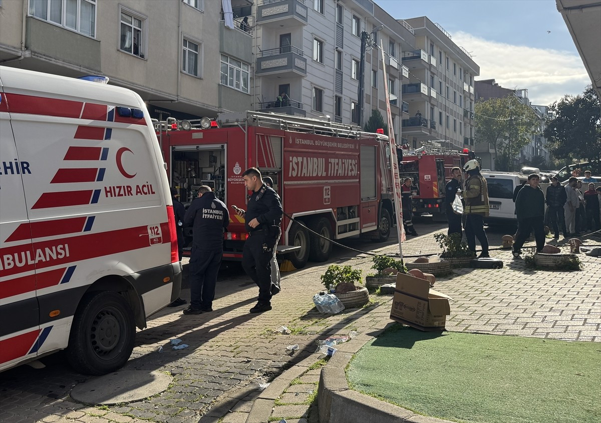 İstanbul Sancaktepe Fatih Mahallesi Osmanlı Sokak'taki 4 katlı binanın asansör motorunda çıkan...