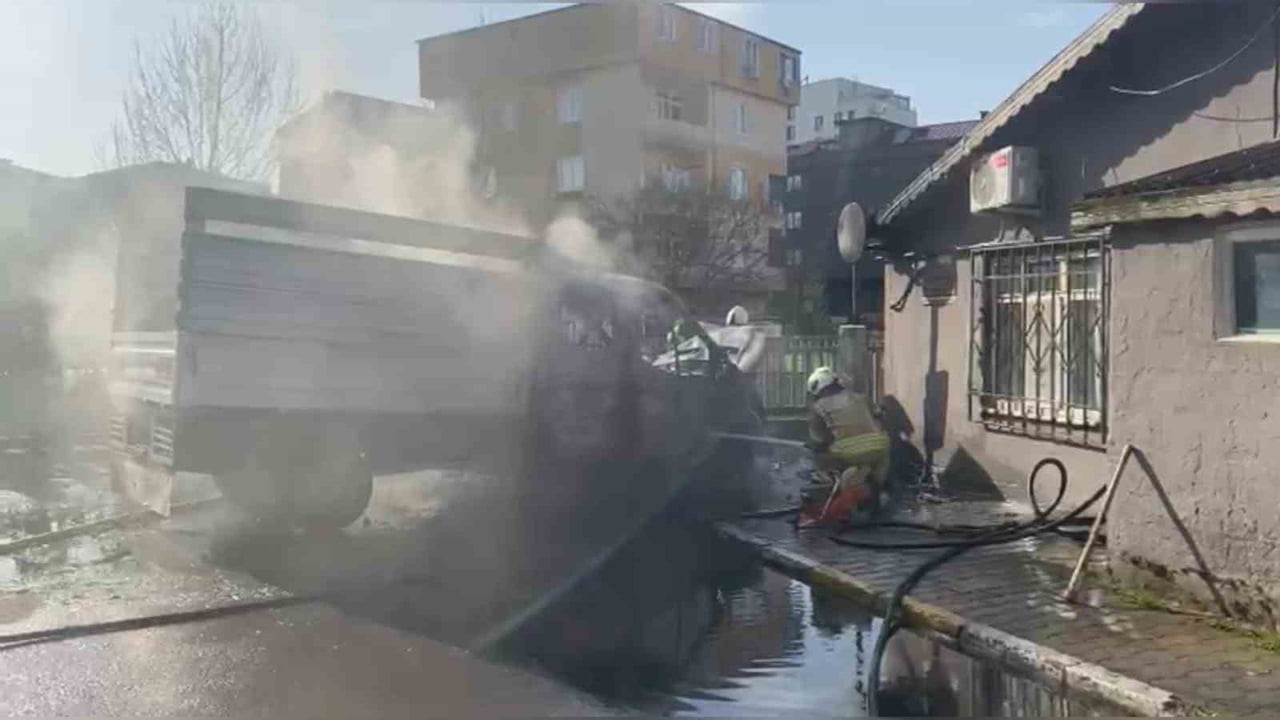 İSTANBUL SANCAKTEPE’DE SEYİR HALİNDE OLAN BİR KAMYONETTE ÇIKAN YANGIN, KISA SÜREDE BÜYÜYEREK TÜM...