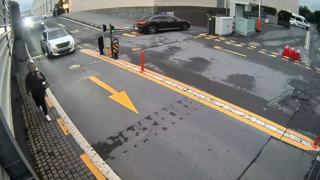 İSTANBUL SARIYER'DE BİR ALIŞVERİŞ MERKEZİNDE ÇOCUKLARIYLA VAKİT GEÇİREN KADININ ÇANTASI ÇALINDI....