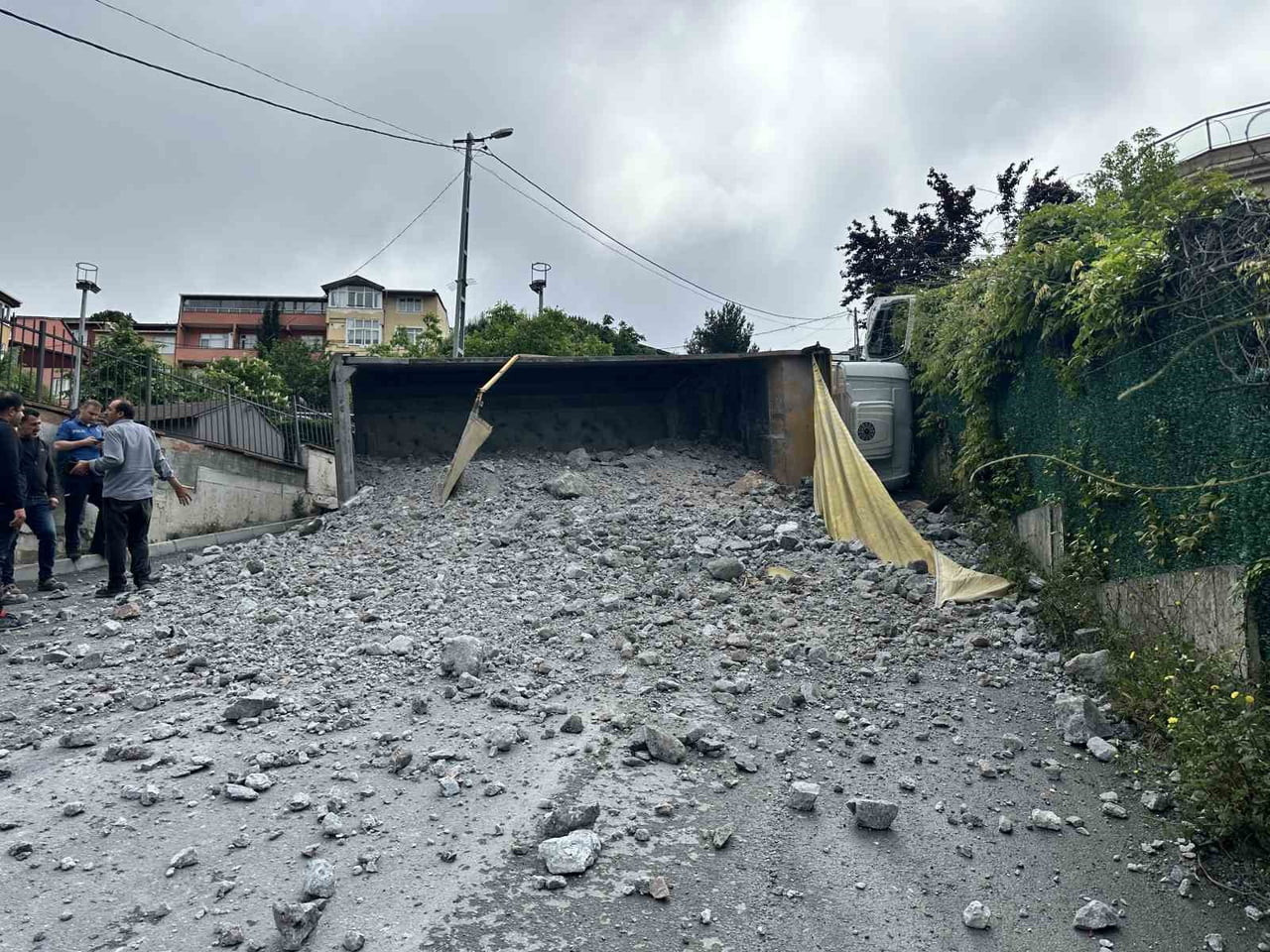 İSTANBUL SARIYER’DE YOKUŞ YUKARI ÇIKTIĞI SIRADA SÜRÜCÜSÜNÜN KONTROLÜNDEN ÇIKAN MOLOZ YÜKLÜ KAMYON...