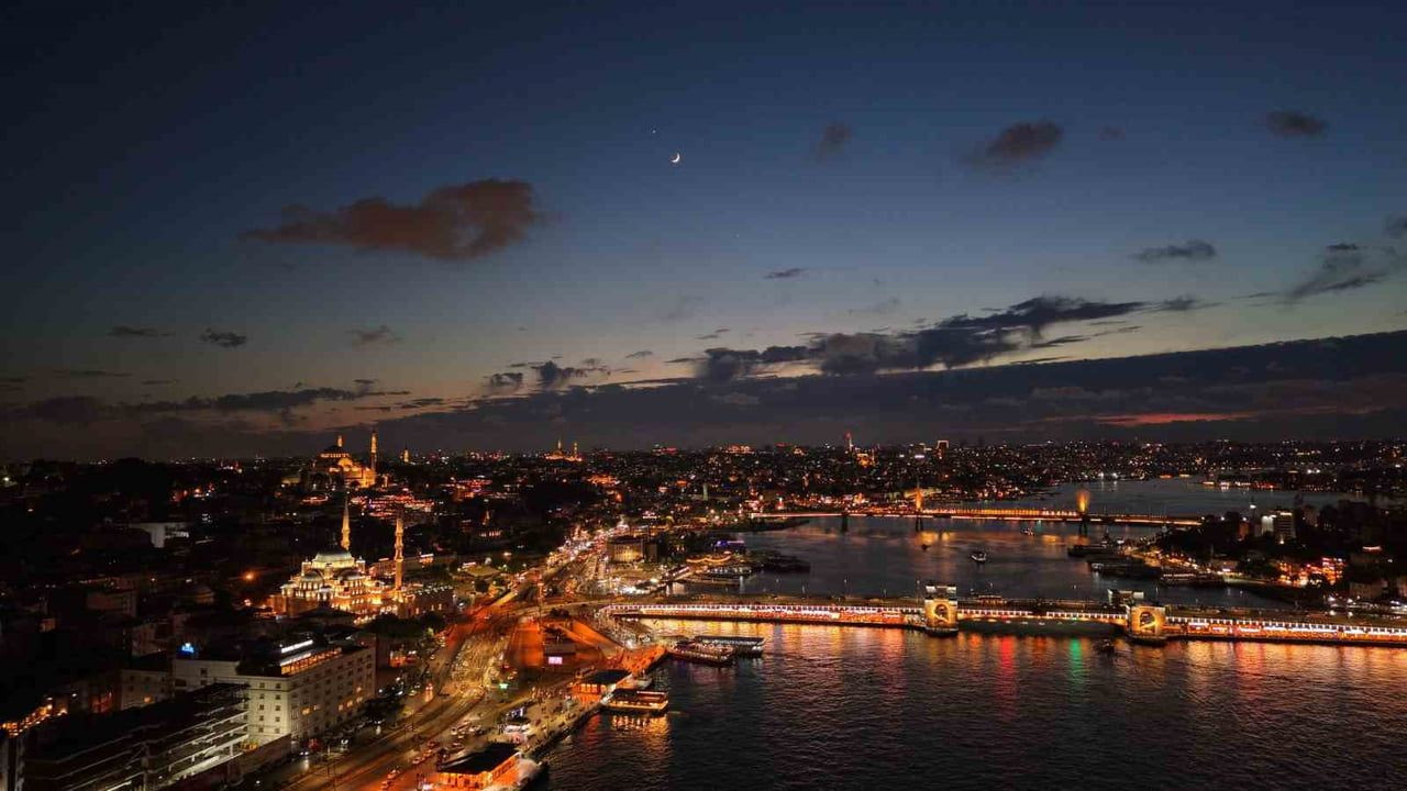 İstanbul semalarında ay ve venüs'ün yakınlaşması ayyıldız motifini oluşturdu
