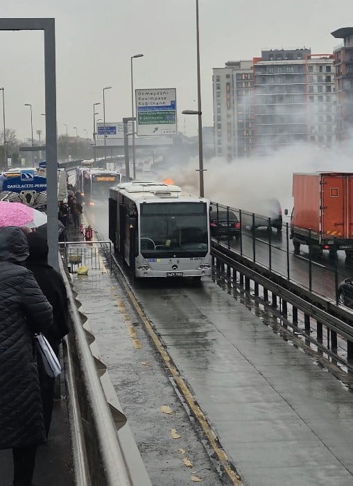 İSTANBUL ŞİŞLİ'DE SEYİR HALİNDE OLAN METROBÜSÜN MOTOR KISMINDA YANGIN ÇIKTI. YANGIN OLAY YERİNE...