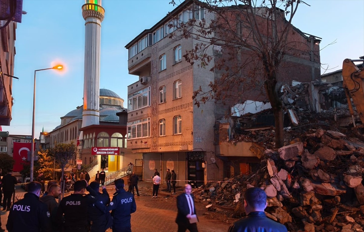 İstanbul Sultangazi'de bir binanın yıkımı sırasında hasar gören bitişikteki apartman tedbiren...