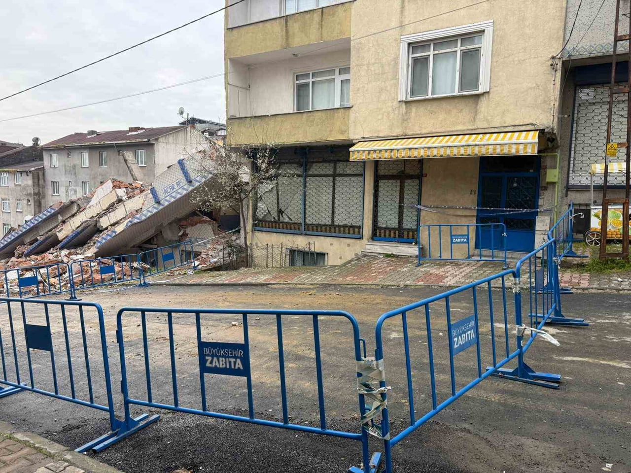 İSTANBUL SULTANGAZİ’DE İSTANBUL BÜYÜKŞEHİR BELEDİYESİ’NE (İBB) BAĞLI YIKIM EKİBİNİN...